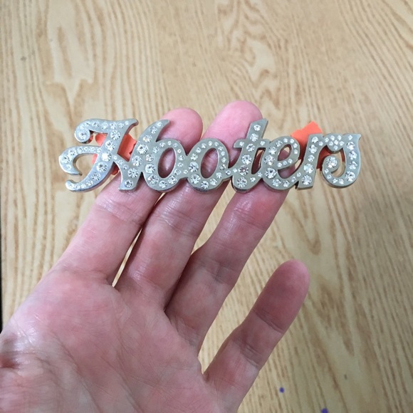 New Bundle Of 2 Hooters Girl Rhinestones Tac Pin & Hooters Girl Lips Button - Picture 5 of 8